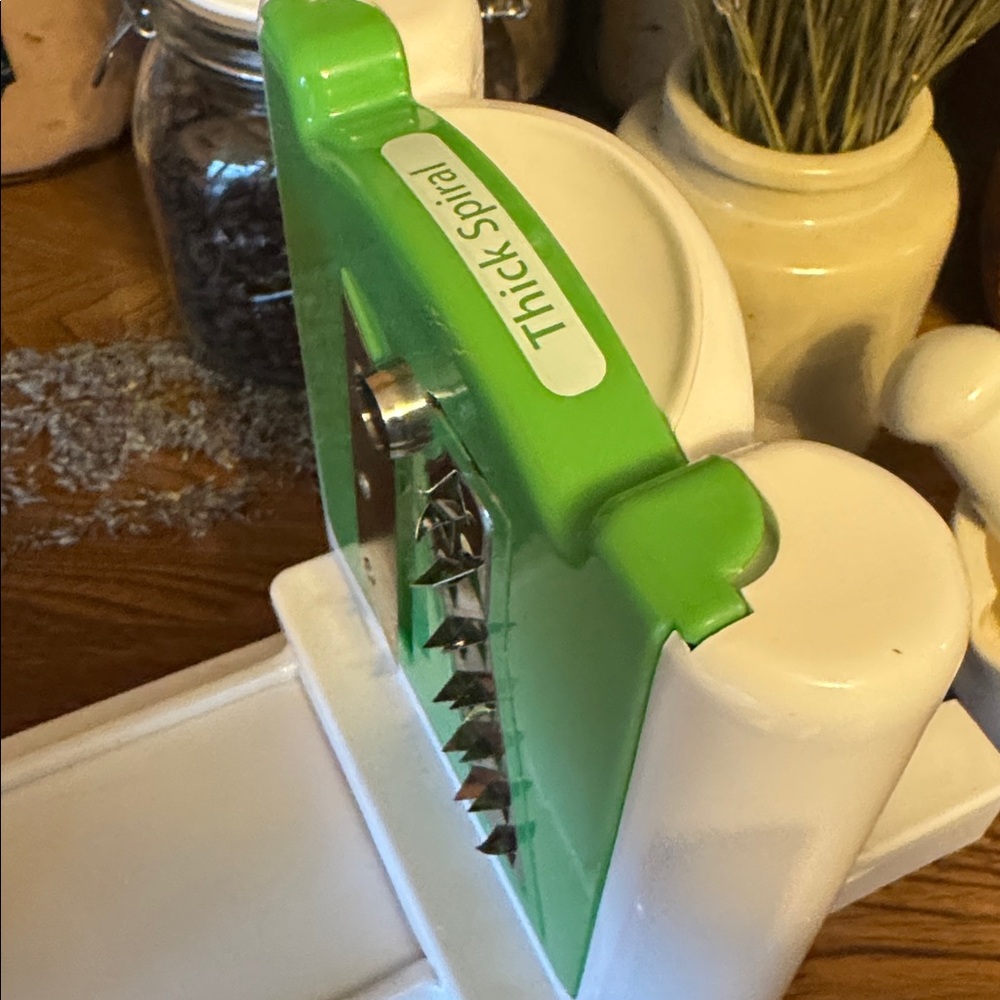 Farberware Spiraletti Fruit & Vegetable Slicer with box & directions, 3 blades - Picture 6 of 14